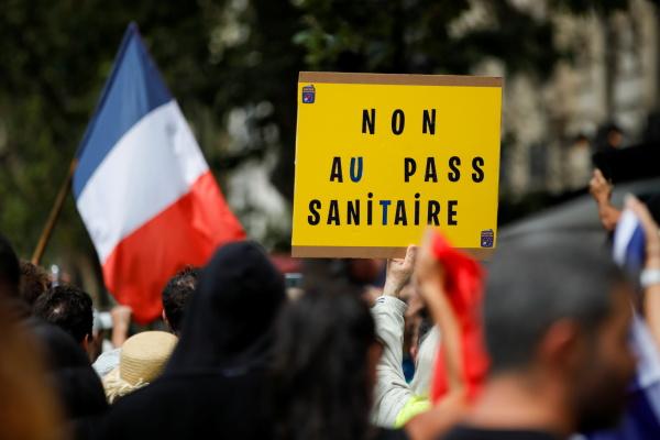 法国连续第二天确诊突破30万，超过10万人抗议疫苗通行证？