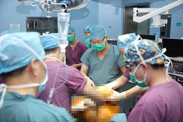 卸下西藏阿妈背上40年“大山”，沪藏接力切除患者巨大肿瘤