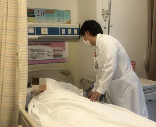 江苏15岁女孩腹部隆起如孕妇，被查出卵巢内长13cm肿瘤，医生提醒