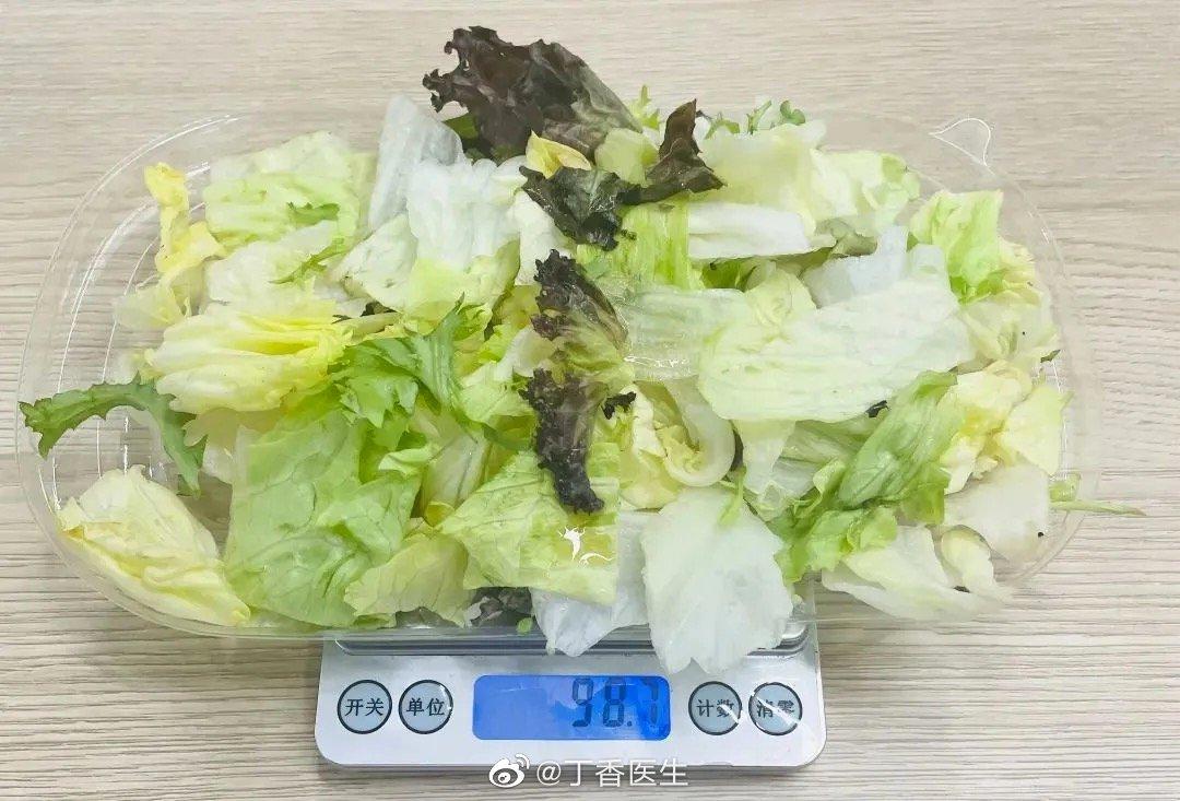 讲真，轻食里的生菜看起来体积大，但实际上量真的不多……