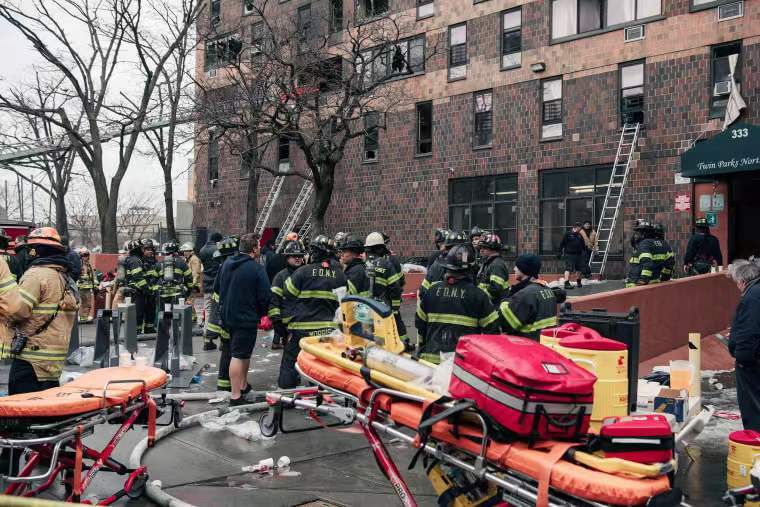 美国纽约一公寓楼火灾已致19死，包括9名儿童！纽约市长：最严重火灾之一
