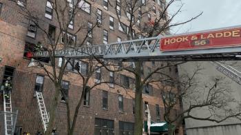 美国纽约市公寓楼大火致19死63伤 市长透露火灾可能原因
