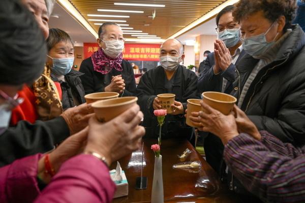 腊八节｜“粥”到！上海玉佛寺施粥赠粥，还公开了独家秘方