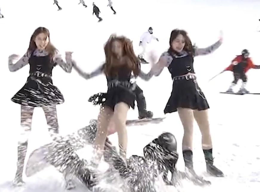 山西一滑雪场内，女团穿短裙在雪道口处跳舞，网友：有病吧