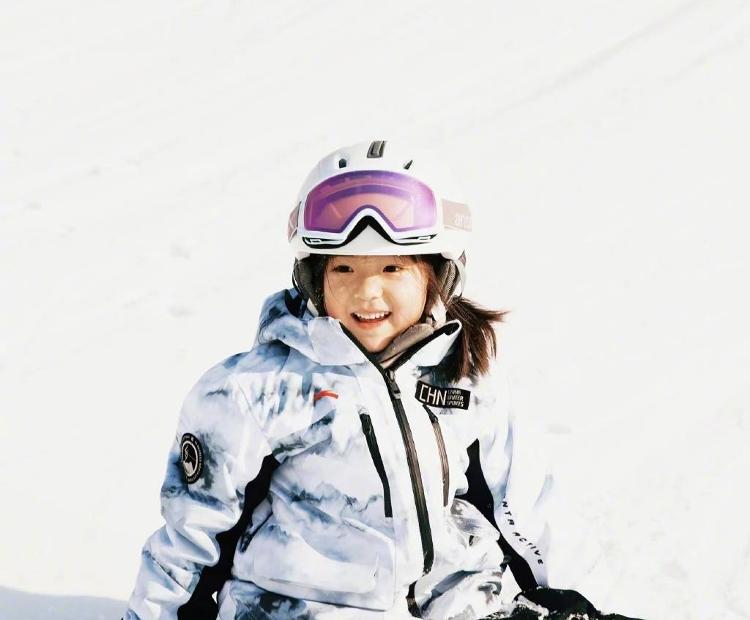 董璇晒带女儿滑雪 小酒窝雪地摔倒哭泣