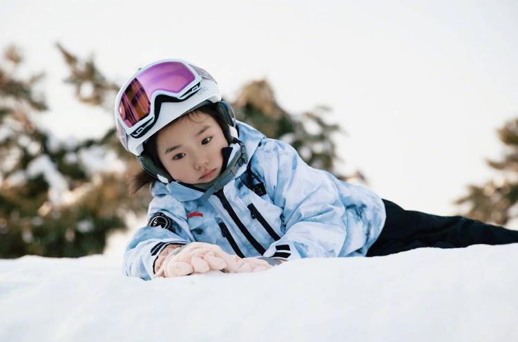 董璇晒带女儿滑雪 小酒窝雪地摔倒哭泣