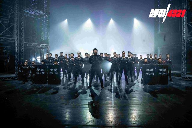 献礼人民警察节 致敬平安守护者——杂技剧《呼叫4921》在京公演