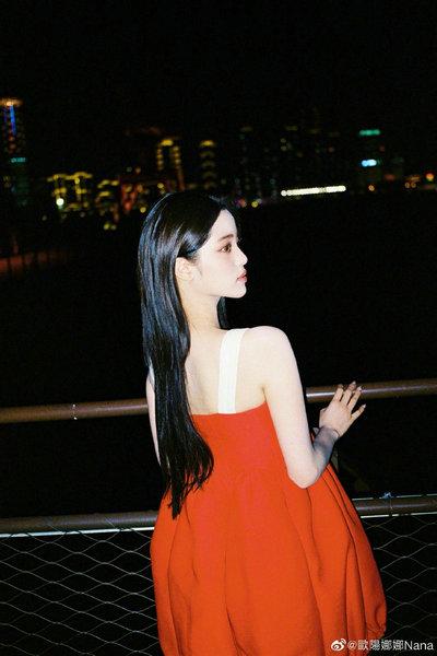 欧阳娜娜分享日常美照 一袭红裙配黑发美艳动人