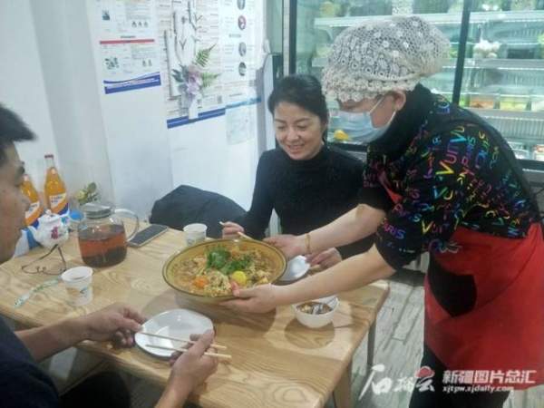 浪费可耻 节约为荣丨快餐厅：进门看客取食材、下锅前改刀切小块——走街串巷看节约