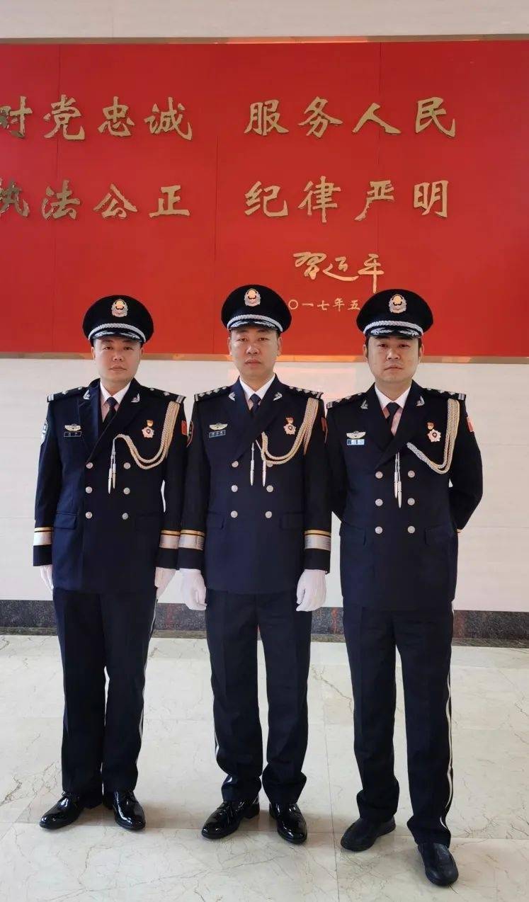 我们穿上警礼服在第二个"中国人民警察节"到来之际不仅意味着荣耀