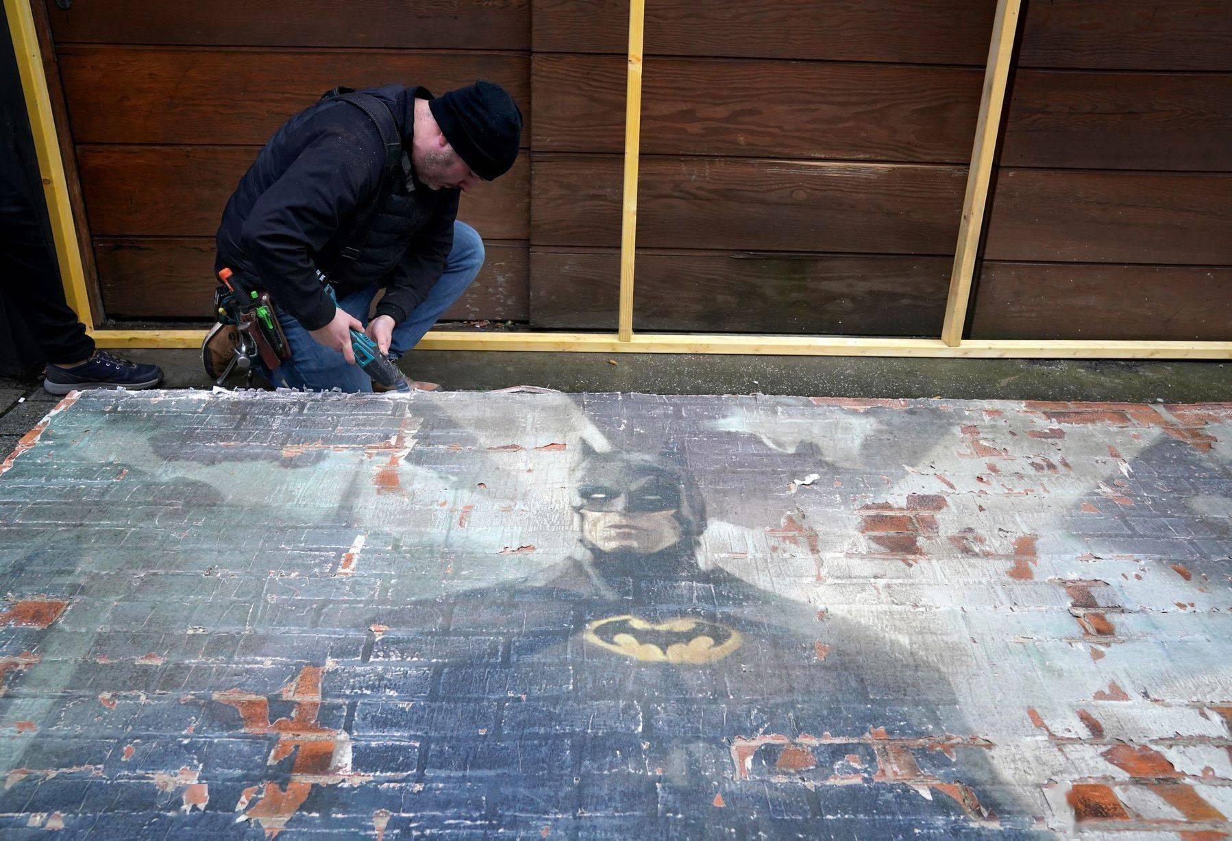 DC电影《蝙蝠女》苏格兰热拍 蝙蝠侠和罗宾“现身”片场