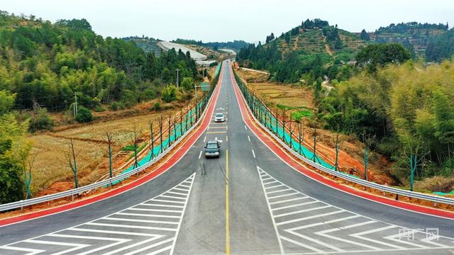 柏油路修进脱贫村