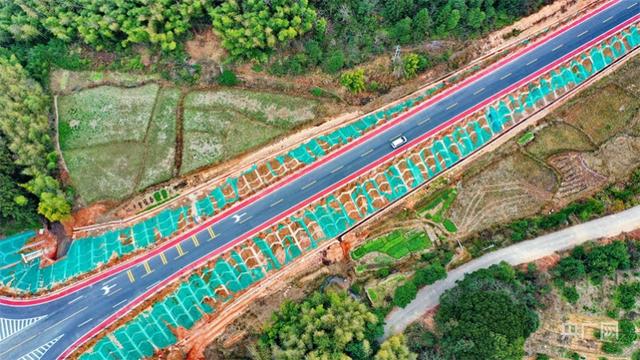 柏油路修进脱贫村