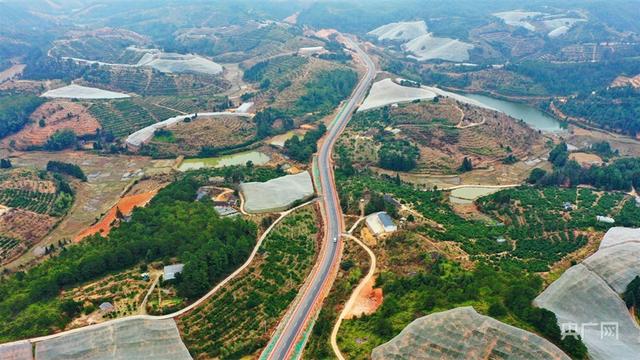 柏油路修进脱贫村