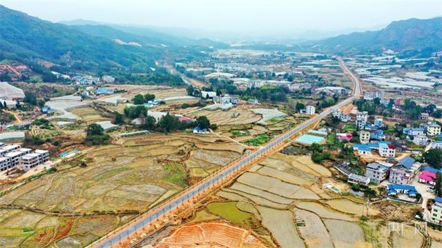 柏油路修进脱贫村