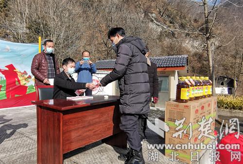 竹溪县泉溪镇坝溪河村125户分红过年