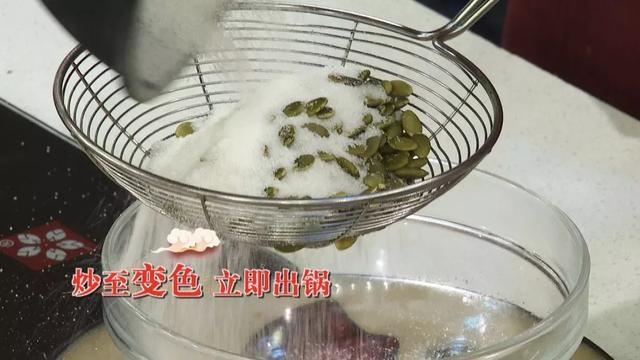 过年吃南瓜子好处多，3种健康吃法让营养翻倍！但两类人建议少吃