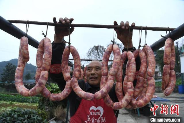 春节临近 重庆乡村烟熏香肠腊肉走俏