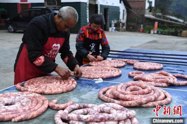 春节临近 重庆乡村烟熏香肠腊肉走俏