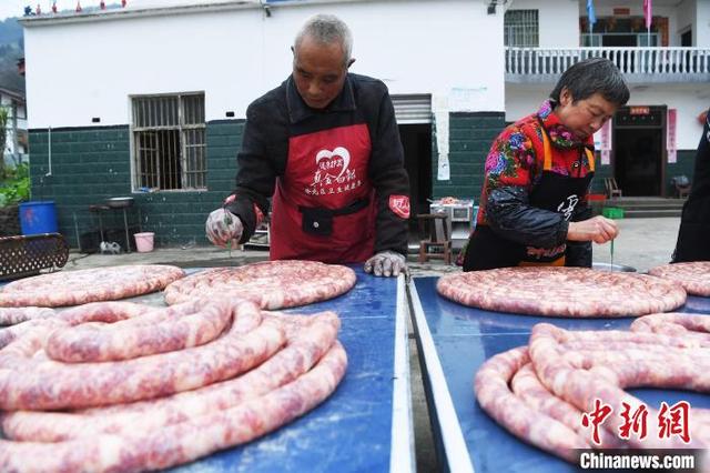 春节临近 重庆乡村烟熏香肠腊肉走俏