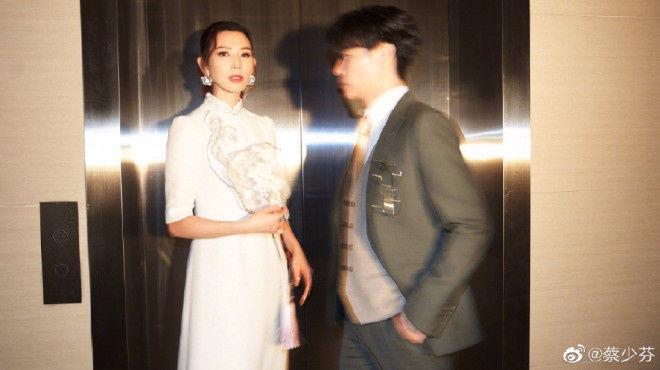 蔡少芬庆与张晋结婚14周年 晒两人贴脸写真撒狗粮