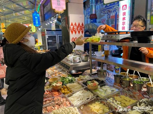 浪费可耻 节约为荣丨大巴扎：食材做好控量 备料先备一半——走街串巷看节约