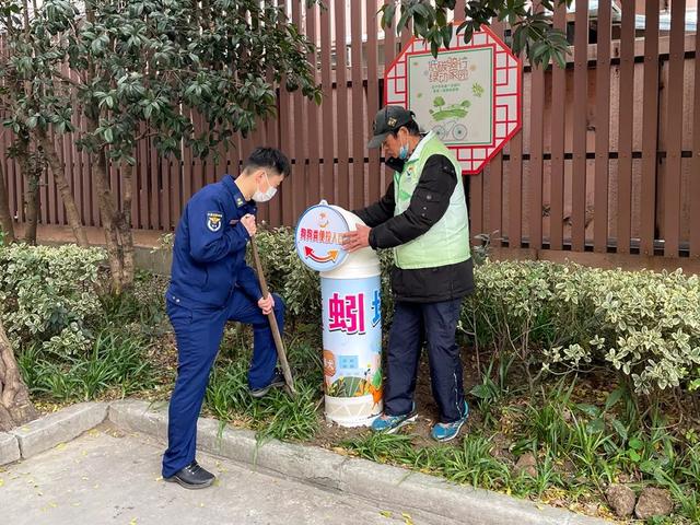 纯手工制作的“蚯蚓塔”在宝山一小区上线，竟然还有这个妙用......