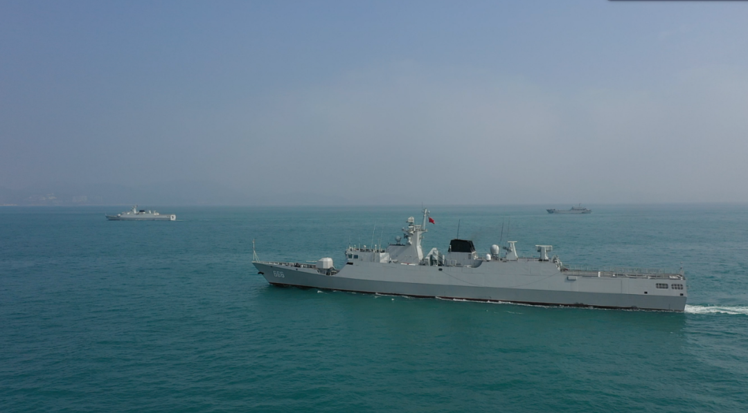 多图丨驻香港部队多艘战舰新年度海上首训