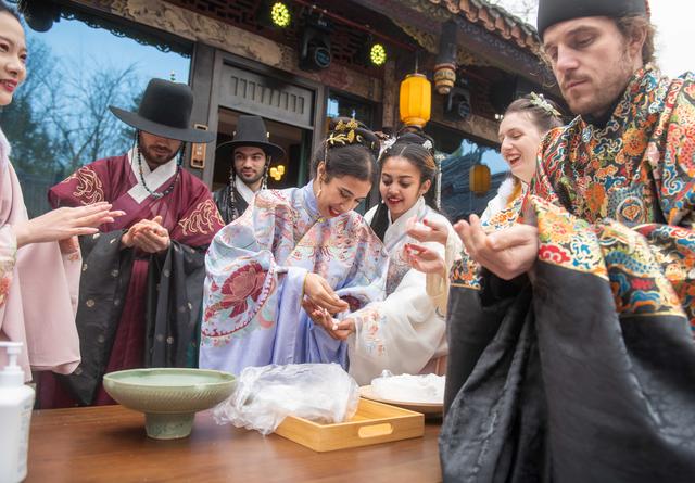 老外在璧山体验中华美食文化 连赞烧尾宴好吃 汉服真好看