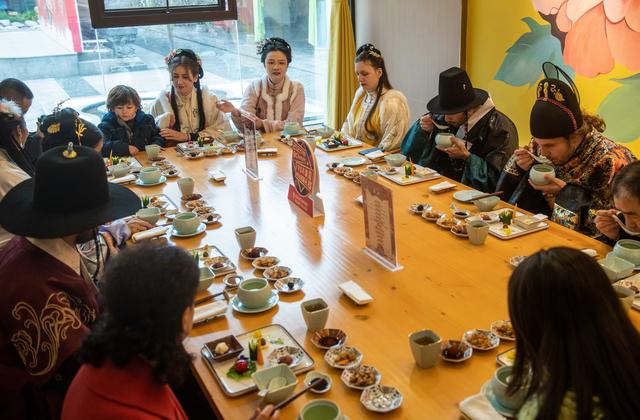 老外在璧山体验中华美食文化 连赞烧尾宴好吃 汉服真好看