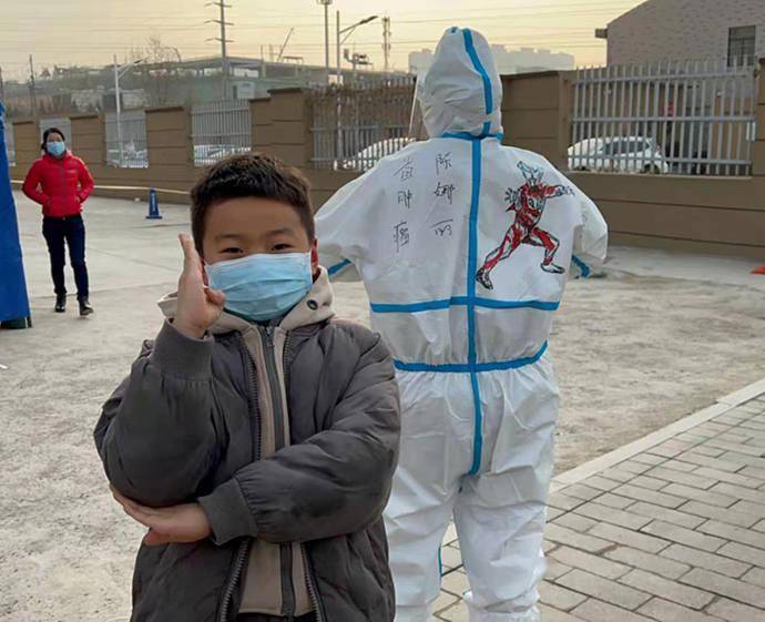 郑州一核酸检测点医护用漫画妆点防护服，市民赞很治愈
