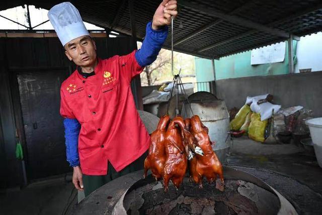 宜良土炉松毛结烧制的小麻鸭人间美味