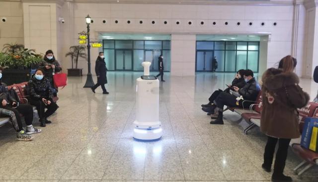 火车站里的机器人服务，是什么体验？