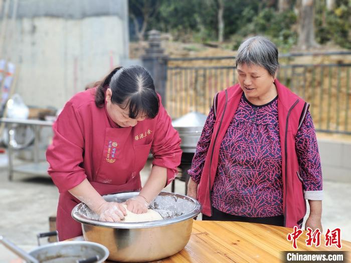 广州增城客家人制作美食“笼糍” 迎接虎年春节