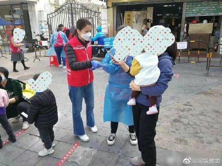 网友偶遇袁咏仪在深圳做义工 帮着工作人员做核酸检测
