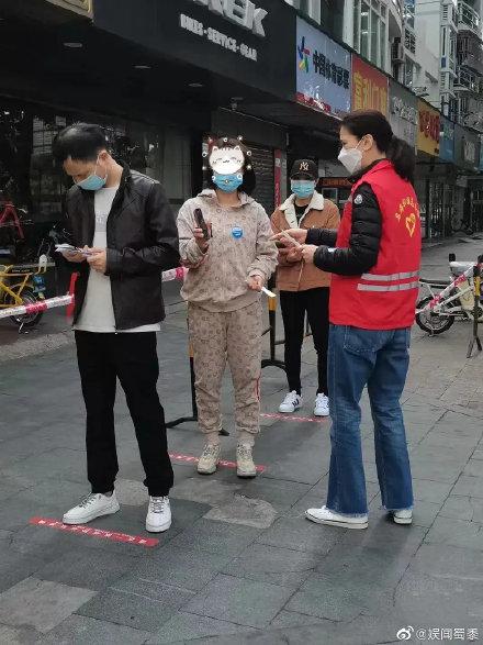 网友偶遇袁咏仪在深圳做义工 帮着工作人员做核酸检测