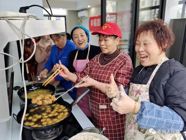 人民路街道向阳闸社区举办炸圆子送祝福活动