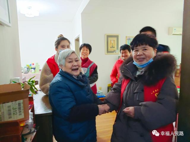 人民路街道向阳闸社区举办炸圆子送祝福活动