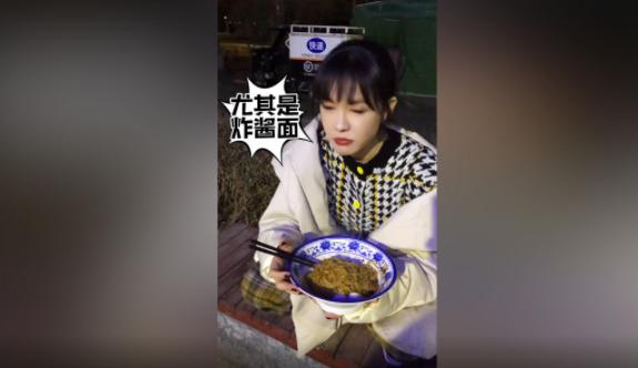 名嘴李艾蹲路边吃炸酱面 满嘴大蒜豪迈十足