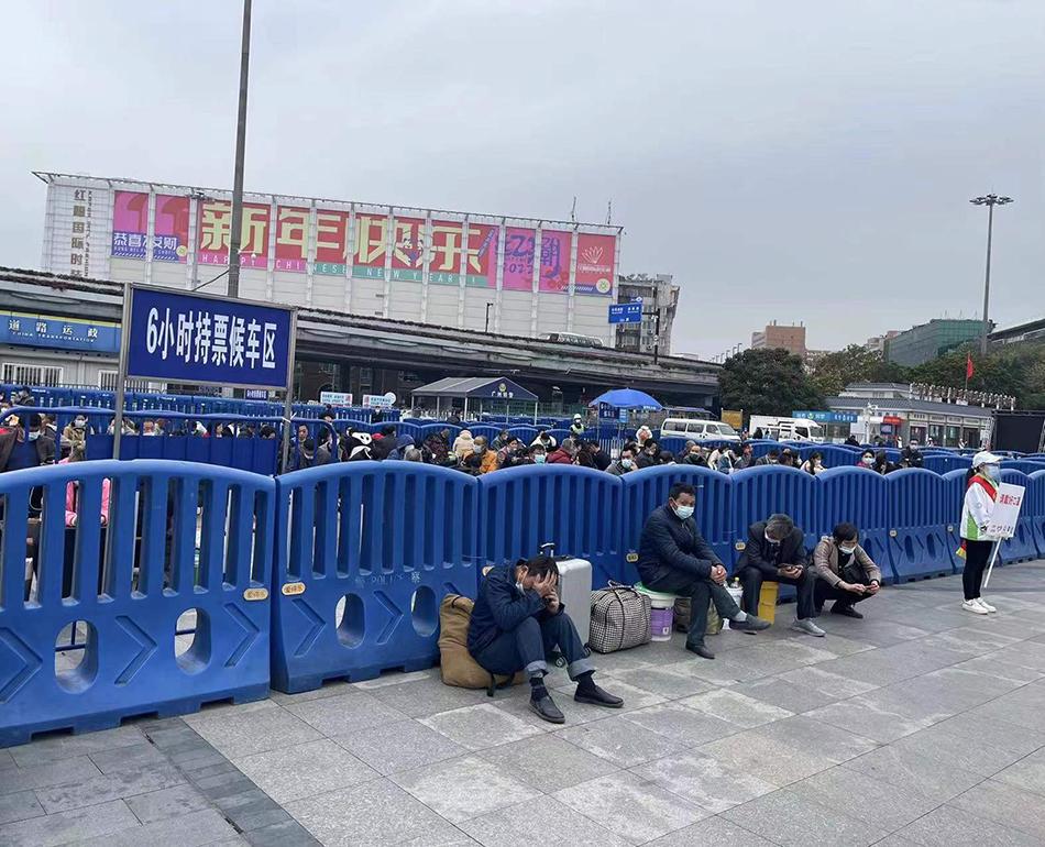 直击广州火车站春运首日：站外广场不拥挤，设免费核酸检测点