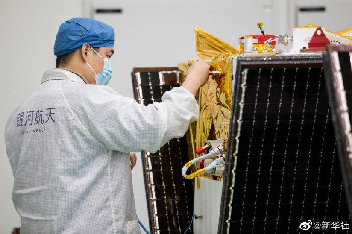 中国首次实现低轨宽带卫星批产，将于一季度择机发射