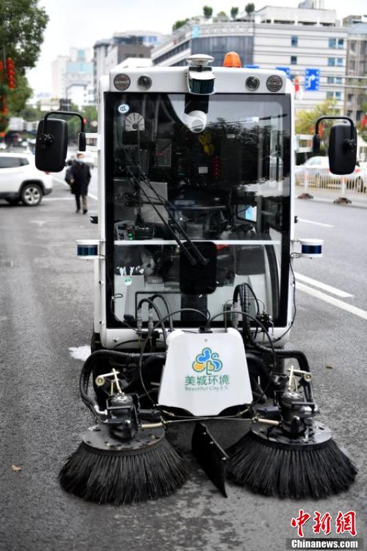 AI智能无人扫路机亮相福州街头