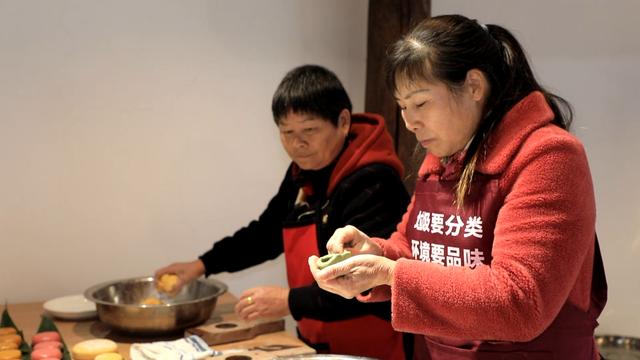 余杭村民制作甜蜜鳌鱼饼 分享幸福年味