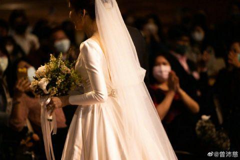 曾沛慈分享婚礼现场美照 身穿白纱手捧鲜花幸福洋溢