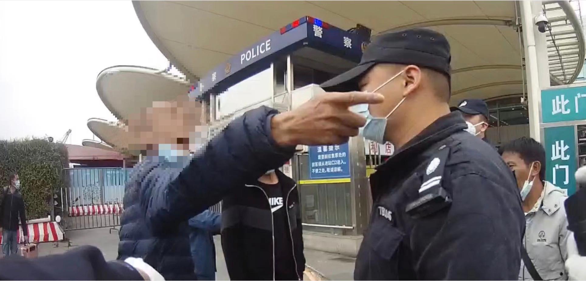一男子广州火车站扰序袭警被刑事拘留