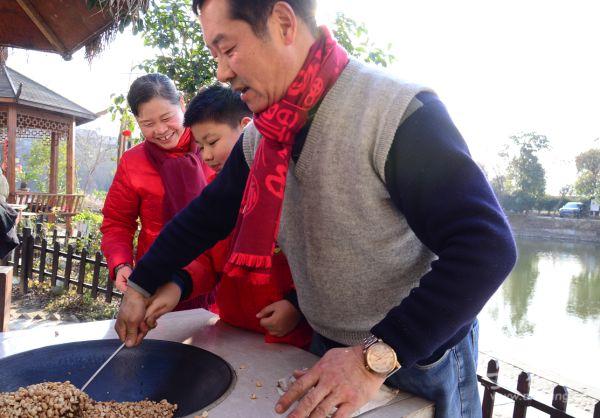 新春走基层｜芜湖百年糖坊：“手”护童年的传统糖味儿