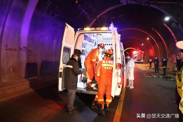 高速车祸3人被困，兴山消防紧急救援