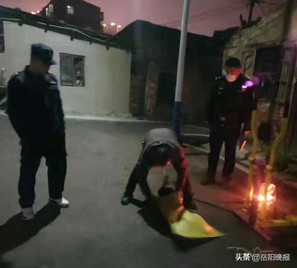 岳阳一居民火烧死狗，想取肉吃，结果......