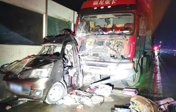G80广昆高速发生一起交通事故，造成3人死亡，1人受伤