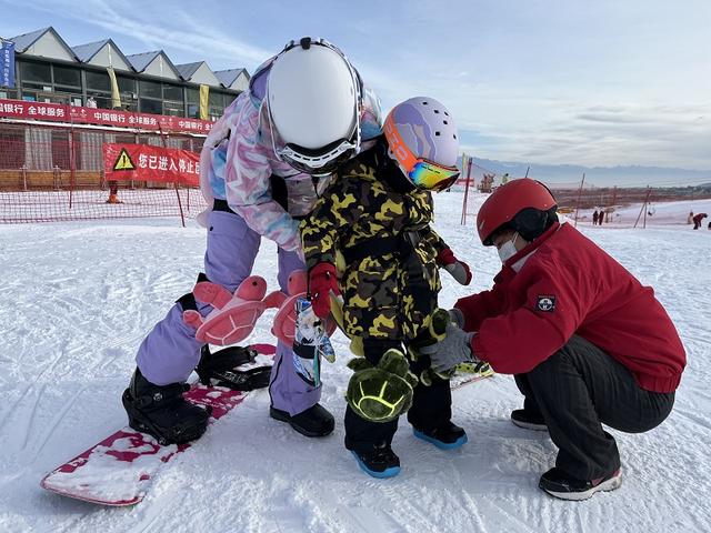进入寒假，乌鲁木齐雪场滑雪者六成是娃娃